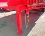 2) La rampa se une firmemente a todo tipo de camiones por medio de una cadena.
2) La rampa se une firmemente a todo tipo de camiones por medio de una cadena.