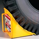 1. Zapatas deslizantes (2 pares) – protección adicional del camión contra el movimiento (bloqueo de las ruedas traseras) mientras se realizan las obras de carga y descarga.
1. Zapatas deslizantes (2 pares) – protección adicional del camión contra el movimiento (bloqueo de las ruedas traseras) mientras se realizan las obras de carga y descarga.