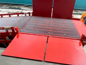 5. OPT-2SL3SW — rampa de carga móvil por tres lados, equipada con patas de apoyo.
